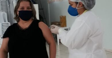 Foto meramente ilustrativa - munícipe sendo vacinada contra Covid-19