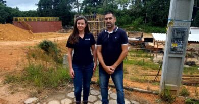 Honório Fragosos da Casan e Suelen da Silva, Engenheira da Sanevix nas obras do esgotamento sanitário