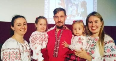 Vinisia Bossi e sua família vestindo camisas bordadas representativas da cultura Ucraniana